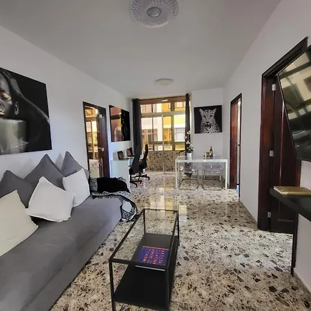Affordable Holiday Accommodation For Large Families And Groups At Las Canteras Beach With 3 Bedrooms And Free Parking Las Palmas de Gran Canaria Exterior photo